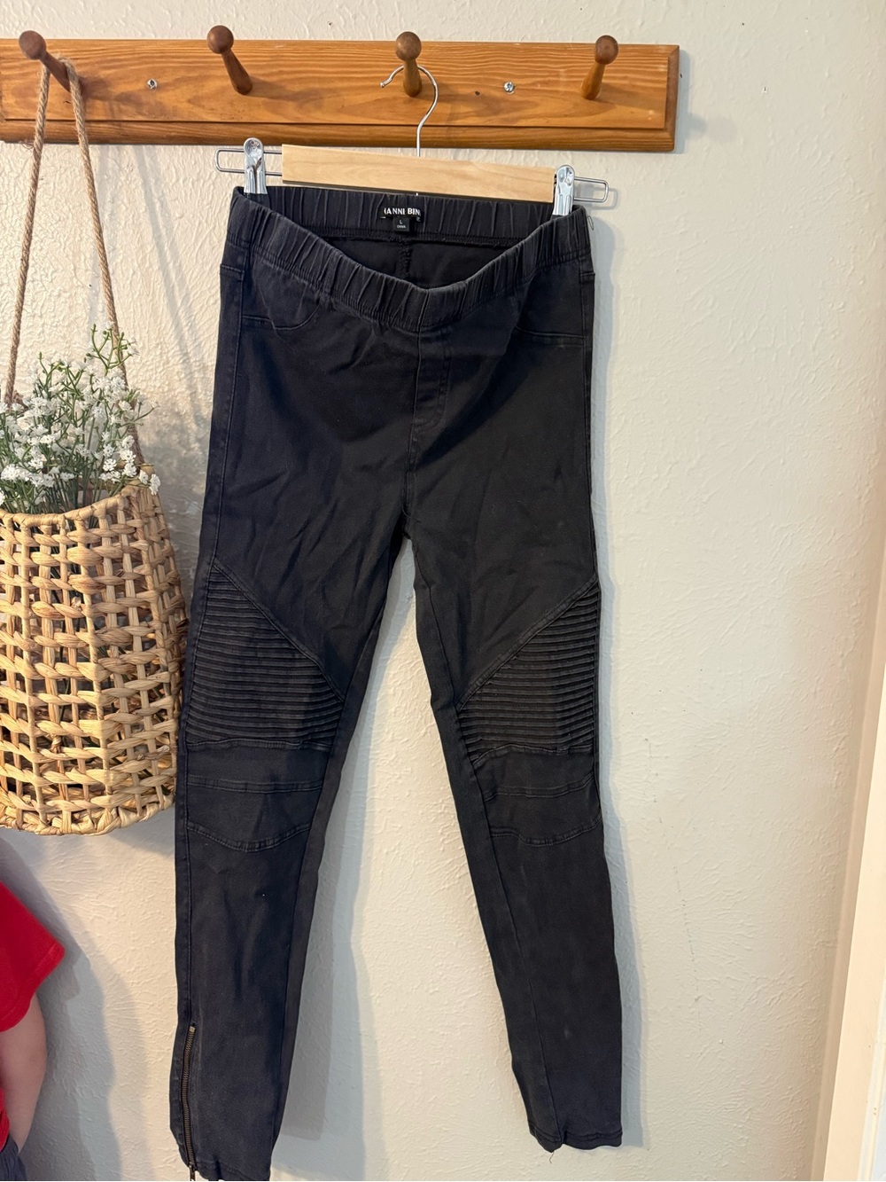 Gianni Bini leggings with zipper ankles